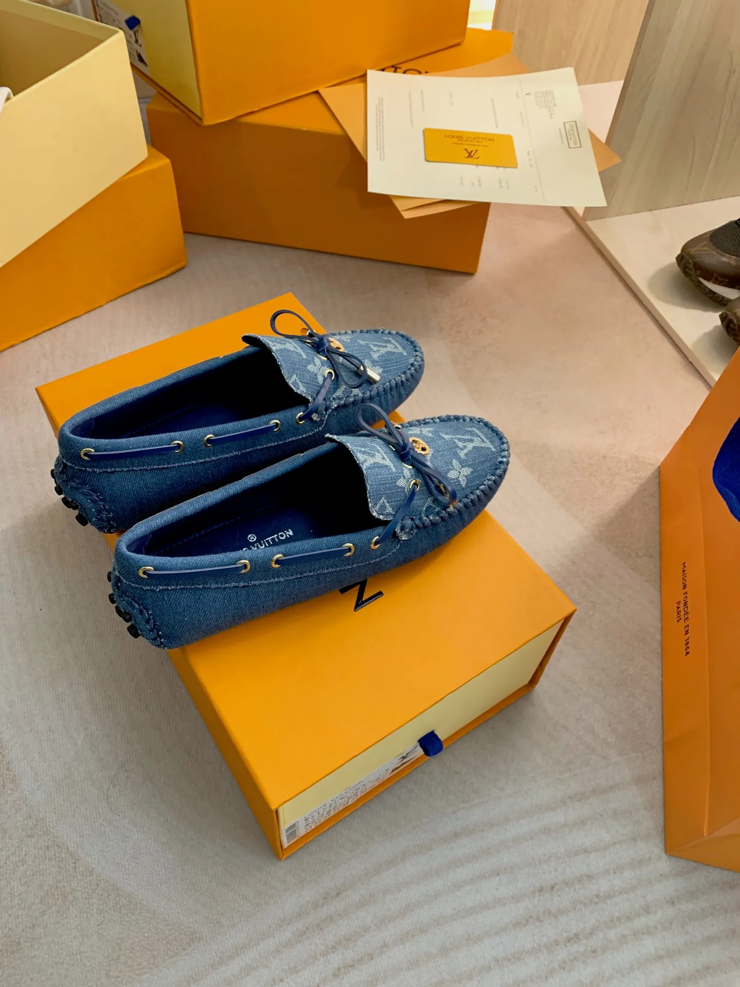 p460💰Couple model❤️🇫🇷 𝙇𝙤𝙪𝙞𝙨 𝙑𝙪𝙞𝙩𝙩𝙤𝙣 🇫🇷Louis Vuitton 2023 Classic𝓛𝓿 𝓣𝓻𝓪𝓲𝓷𝓮𝓻 Sports Series ➪➪➪¯ [Arizona Doudou Shoes Series] ▪️▪️▪️Arizona slip-on shoes are made of Monogram Eclipse canvas. Its hand-painted and dyed edges and hand-sewn uppers fully demonstrate Louis Vuitton's traditional shoemaking craftsmanship. This slip-on shoe is very lightweight. The integrated tongue and upper make it particularly comfortable and flexible. The soft outsole is equipped with rubber padding. Decorated with matching sash. Detailed features: ☑️Monogram Eclipse canvas ☑️Black Eclipse pattern ☑️Hand-painted shoe edges ☑️Hand-sewn uppers (each pair takes time to process) ☑️Integrated tongue and upper construction ☑️Outsole equipped with rubber lining ☑️size: 35_46